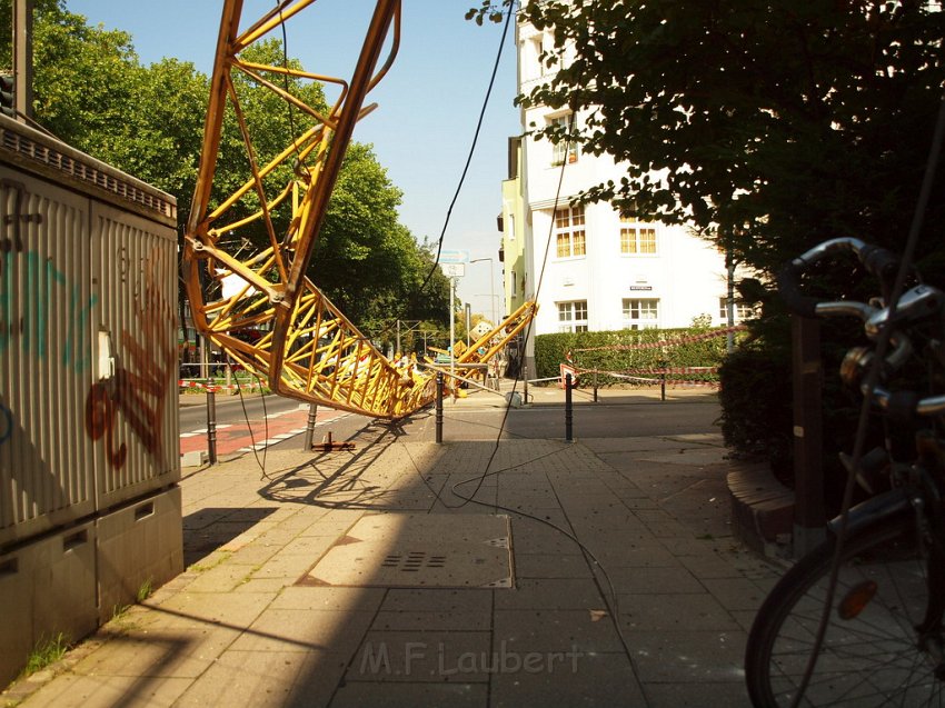 Baukran umgestuerzt Koeln Suelz Suelzguertel P043.JPG